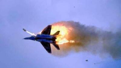 Украинцы уничтожают бронетехнику и сбили седьмой самолет русских оккупантов (видео)
