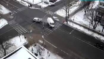 В жестком ДТП в Вологде от сильного удара на бок опрокинулся грузовик и отлетел на пару десятков метров