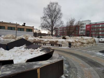 Конструкция, закрывающая фонтан у нижегородской гимназии, развалилась