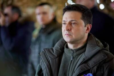 Зеленский заявил, что всем желающим украинцам выдадут оружие