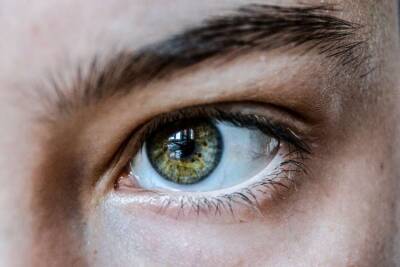 Медики назвали признаки рака, которые можно распознать по глазам