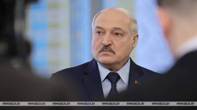 Лукашенко: Беларусь смогла остановить националистический угар, а Украина покатилась по бандеровскому пути