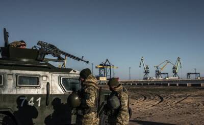 Украинские военные вернули контроль в Мариуполе и сбили еще один российский вертолет