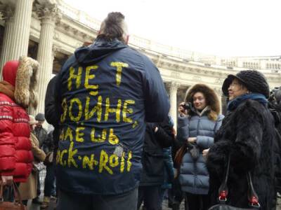 Петербуржцы встали в пикеты против войны с Украиной