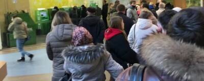 В Белгороде население толпится в очередях к банкоматам и на АЗС