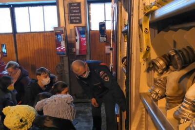 Как живут пожарные: школьники Новомосковска посетили пожарную часть