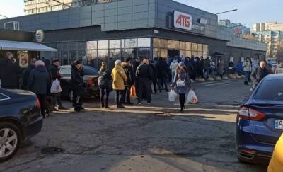 Люди сметают все с полок: в Сети показали, что творится в супермаркетах Киева - фото