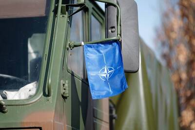 НАТО и Россия сохранят контакты по военным каналам