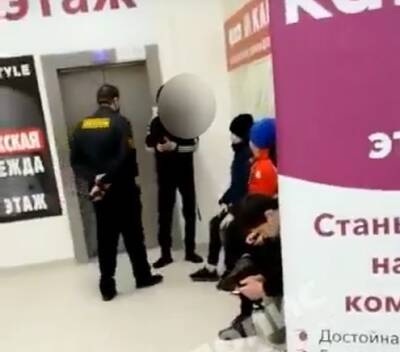 Охранник в одном из ТЦ Петербурга ударил шокером 12-летнего ребенка