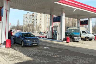Воронежские автолюбители заправляются на бензоколонках как обычно – на 500-1000 рублей
