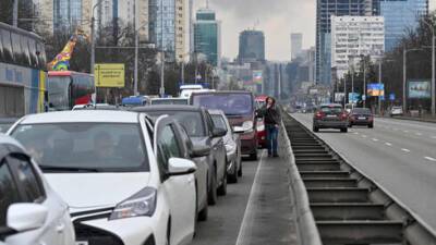 Жители массово покидают Киев, опасаясь штурма города российской армией
