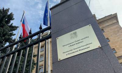 Власти Чехии приостановили выдачу шенгенских виз россиянам из-за войны в Украине