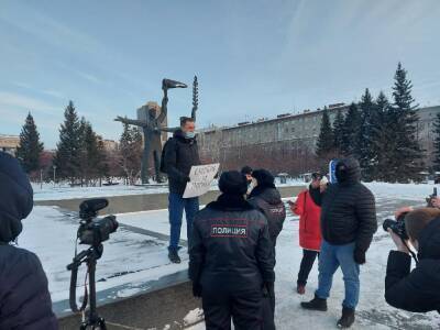Жители Новосибирска собрались на площади после начала военной операции на Донбассе