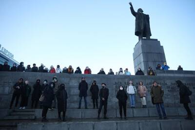 В Екатеринбурге около 200 человек вышли на акцию против войны с Украиной