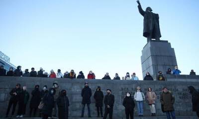 В Екатеринбурге на акцию против войны в Украине вышли 200 человек. Начались задержания