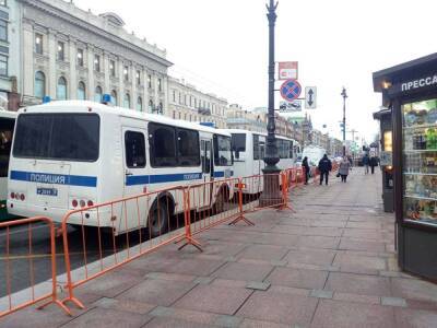 В центр Петербурга стягивают силы полиции и снегоуборочную технику