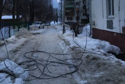 В Дзержинском районе Ярославля упавшая ледяная глыба оставила дом без электричества