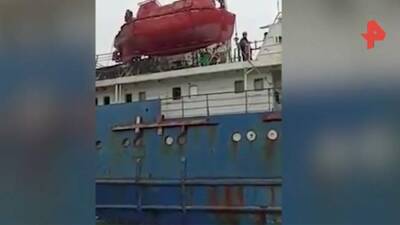 ФСБ показала повреждения на борту сухогруза после удара ВСУ