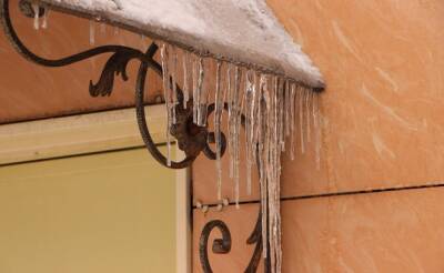 Татарстанцам рекомендовали «держаться подальше от домов с нависающими сосульками и снегом»