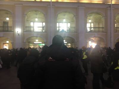 В Петербурге у Гостиного двора идут массовые задержания участников акции против войны