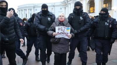 В России проходят антивоенные акции после вторжения на Украину