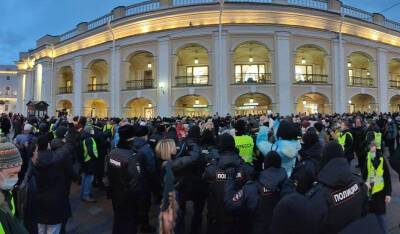 В России на акциях протестах против войны в Украине задержали уже 167 человек