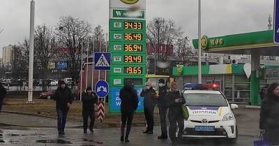 Обстановка в Киеве: топлива на АЗС уже нет, а в самые большие очереди – в аптеки