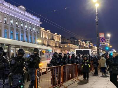 В центре Петербурга проходят массовые задержания протестующих