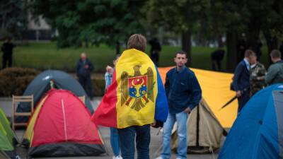 Правительство Молдовы попросило парламент ввести режим ЧП на 60 дней