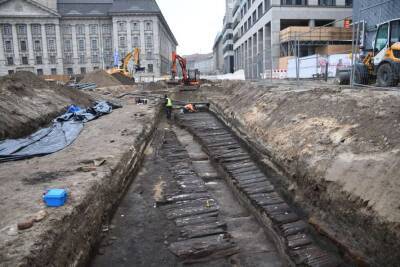 Дощатая дамба 13 века найдена под центром Берлина (Фото) - lenta.ua - Украина - Берлин