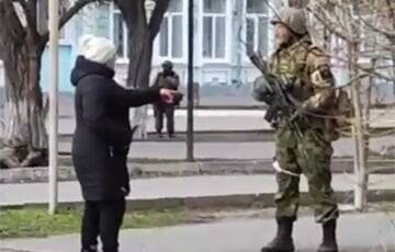 В Геническе женщина прогоняла российских солдат: Вы пришли на нашу землю!