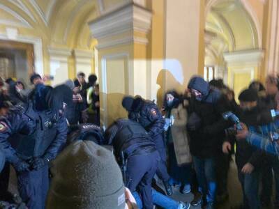 В Петербурге полицейские с протестующими у «Гостиного двора» устроили догонялки