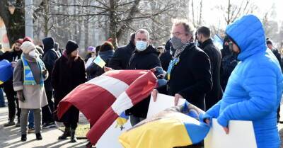 ВИДЕО: несколько сотен человек собрались у посольства России в поддержку Украины