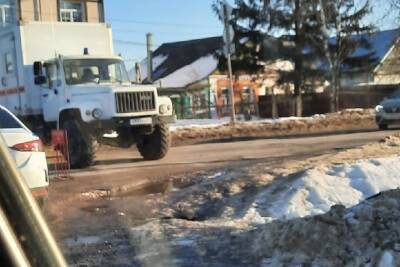 В Твери перекрыли часть улицы из-за повреждения газопровода: утечки нет