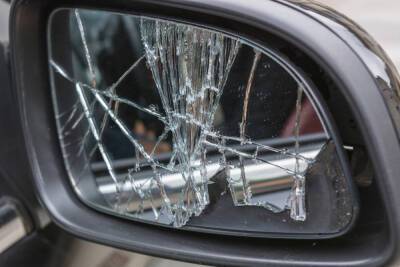 Банда подростов громила чужие автомобили в Приморском районе
