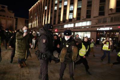 На антивоенных акциях в Москве и Петербурге задержали десятки человек