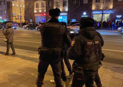 На несогласованной антивоенной акции в центре Москвы проходят задержания