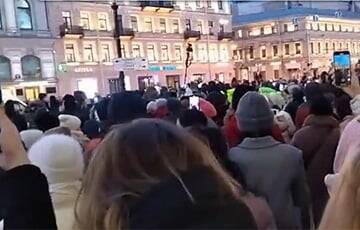 В городах РФ проходят массовые антивоенные акции протеста