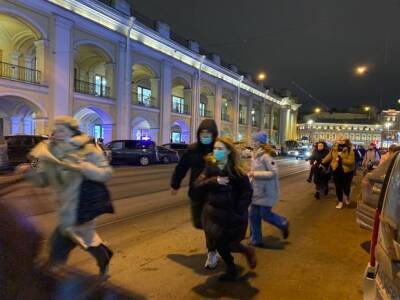 В Петербурге силовики выдавили часть протестующих на Садовую улицу