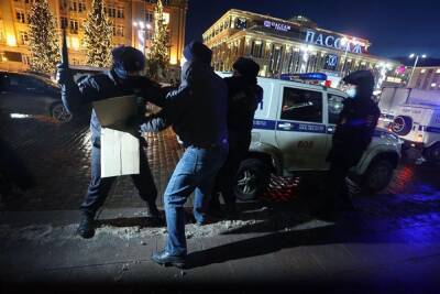 Правозащитник: в Екатеринбурге на акции против войны задержали около 100 человек