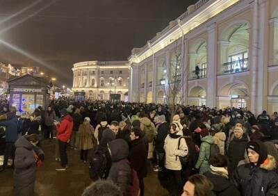 На антивоенных акциях в 44 российских городах задержали более 800 человек