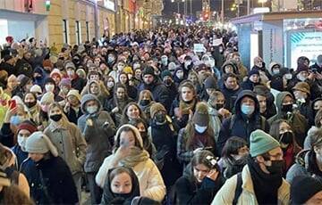 Россияне вышли на антивоенные марши в 44 городах