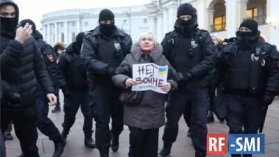 В России на антивоенных акциях задержали больше тысячи человек