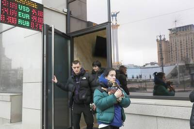 Очереди к банкоматам и пробки: Украину охватила паника