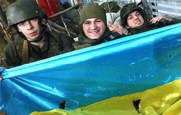 Молодые украинские герои-гвардейцы, которые отбили Гостомель, показали боевой флаг