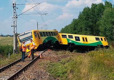 В Чехии пассажирский поезд столкнулся с трактором