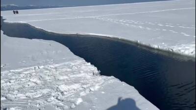 Сахалинских рыболовов уносит на льдине в Стародубском