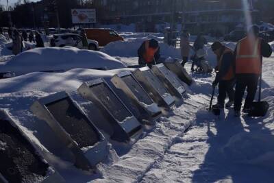 После снегопадов в Петрозаводске идет борьба со снегом и наледью
