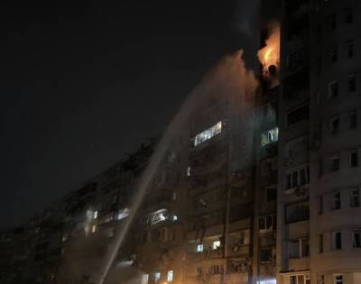 В Киеве сообщили о пожаре в жилом доме после попадания обломков ракеты, есть пострадавшие