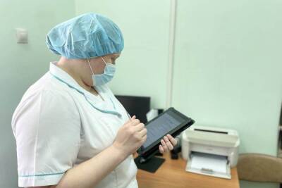 Мобильным инфекционным бригадам в Новосибирске выдали планшеты для работы